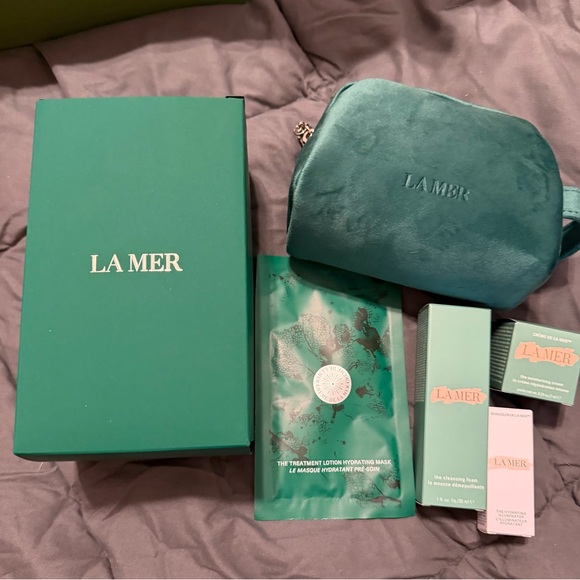La Mer Other - La Mer Skincare Set in Teal and Mint Green with Bonus Mini Makeup Bag